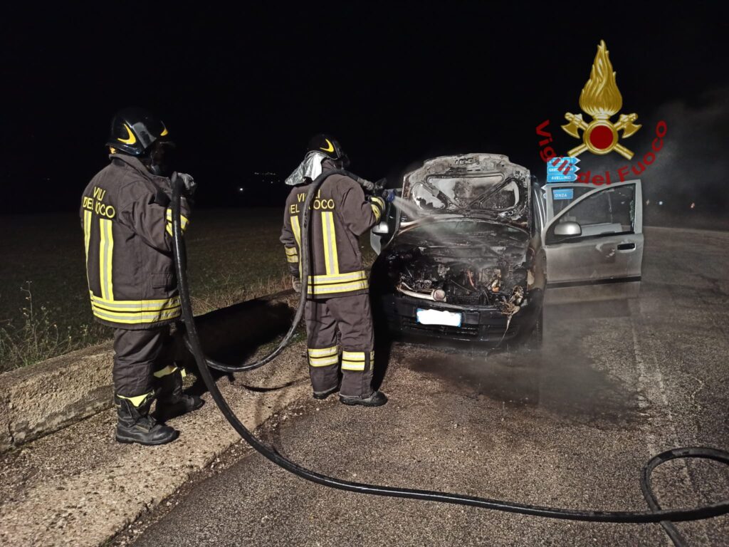 BISACCIA (AV). In fiamme veicolo in sosta intervengono i Vigili del Fuoco