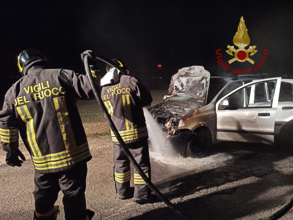 BISACCIA (AV). In fiamme veicolo in sosta intervengono i Vigili del Fuoco