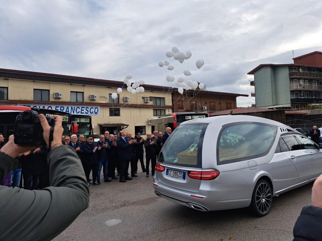 AVELLA. Un Addio commuovente a Francesco Estatico: Colleghi e Amici gli rendono omaggio al Deposito Air. Foto