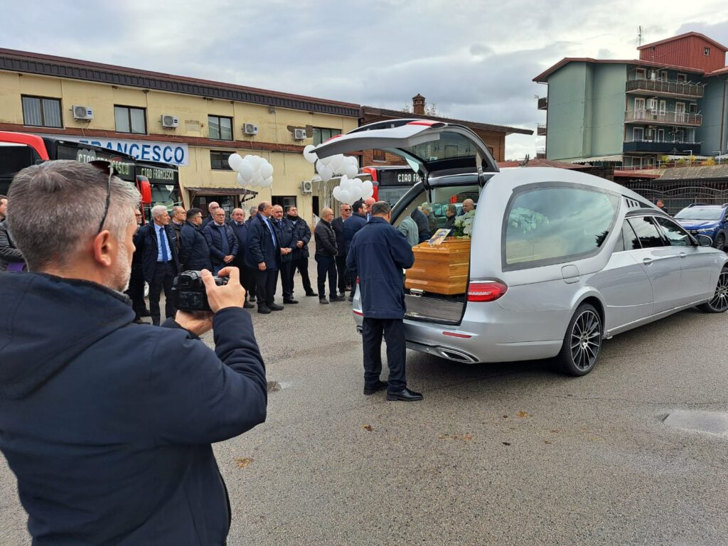 AVELLA. Un Addio commuovente a Francesco Estatico: Colleghi e Amici gli rendono omaggio al Deposito Air. Foto