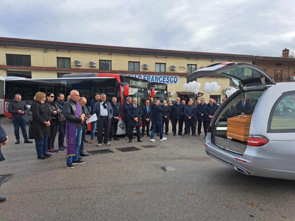 AVELLA. Un Addio commuovente a Francesco Estatico: Colleghi e Amici gli rendono omaggio al Deposito Air. Foto