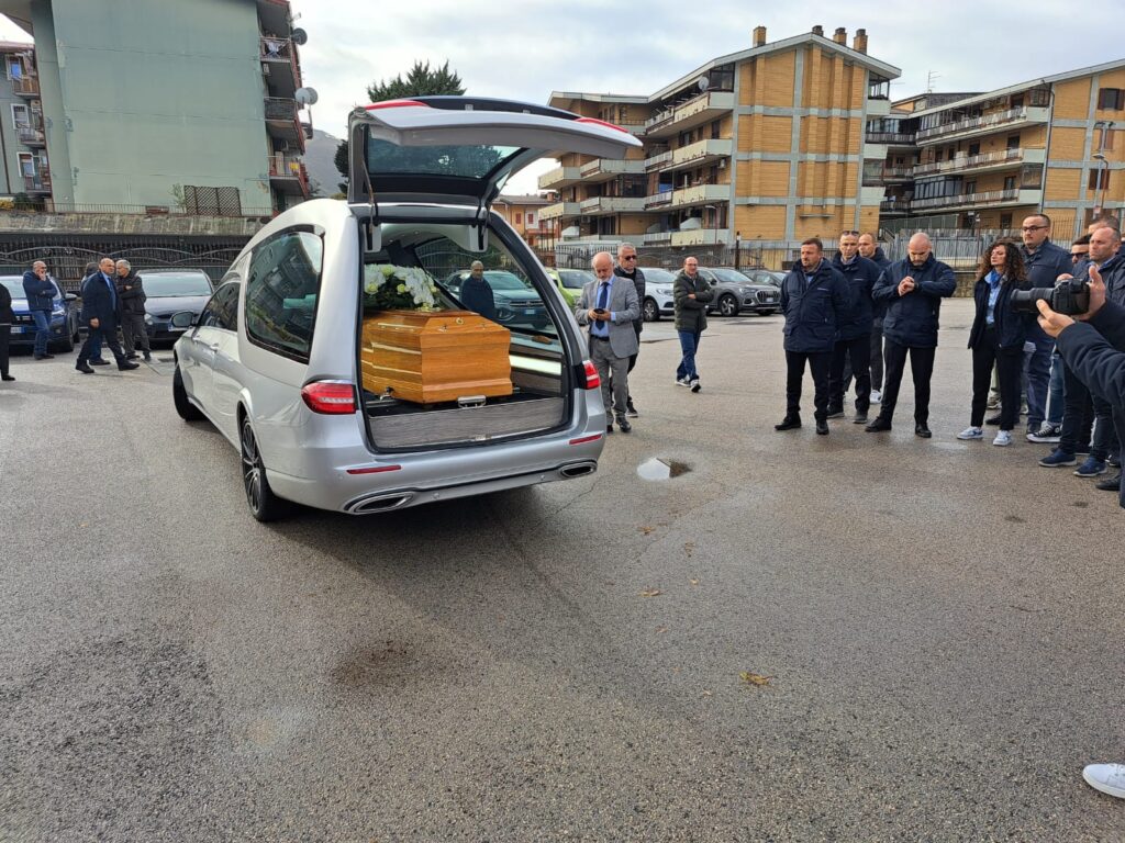 AVELLA. Un Addio commuovente a Francesco Estatico: Colleghi e Amici gli rendono omaggio al Deposito Air. Foto