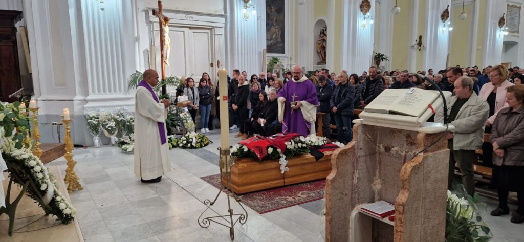 Avella dà lAddio a Francesco Estatico: Commosso tributo al Giovane Avellano.  Video e Foto