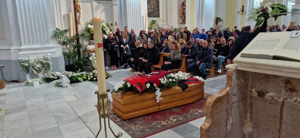 Avella dà lAddio a Francesco Estatico: Commosso tributo al Giovane Avellano.  Video e Foto