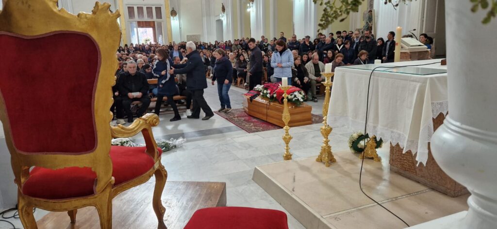 Avella dà lAddio a Francesco Estatico: Commosso tributo al Giovane Avellano. Video e Foto Avella dà lAddio a Francesco Estatico: Commosso tributo al Giovane Avellano. Video e Foto