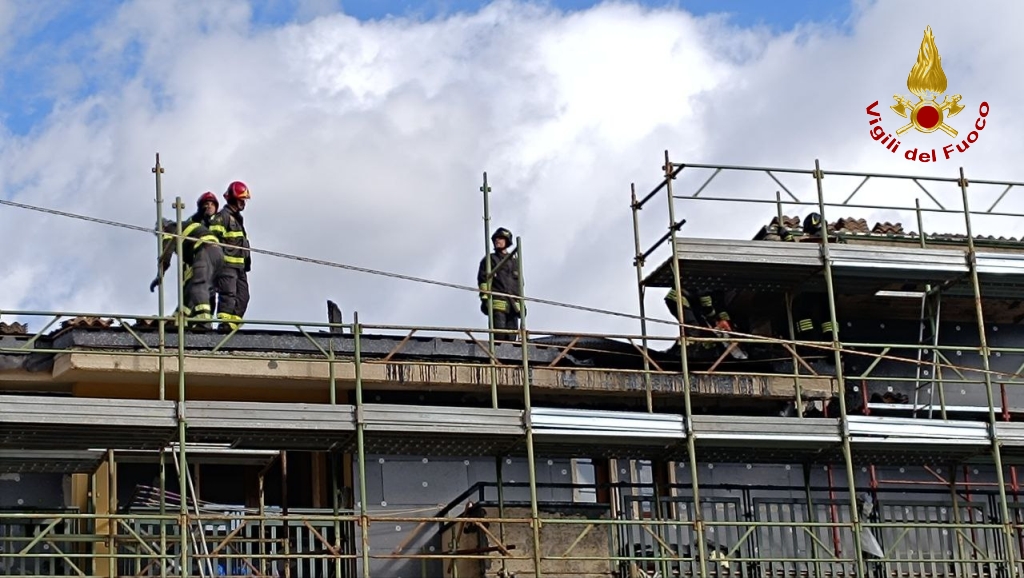 MONTEFORTE. A fuoco tetto di edificio in via Alvanella, solo paura nessun ferito MONTEFORTE. A fuoco tetto di edificio in via Alvanella, solo paura nessun ferito