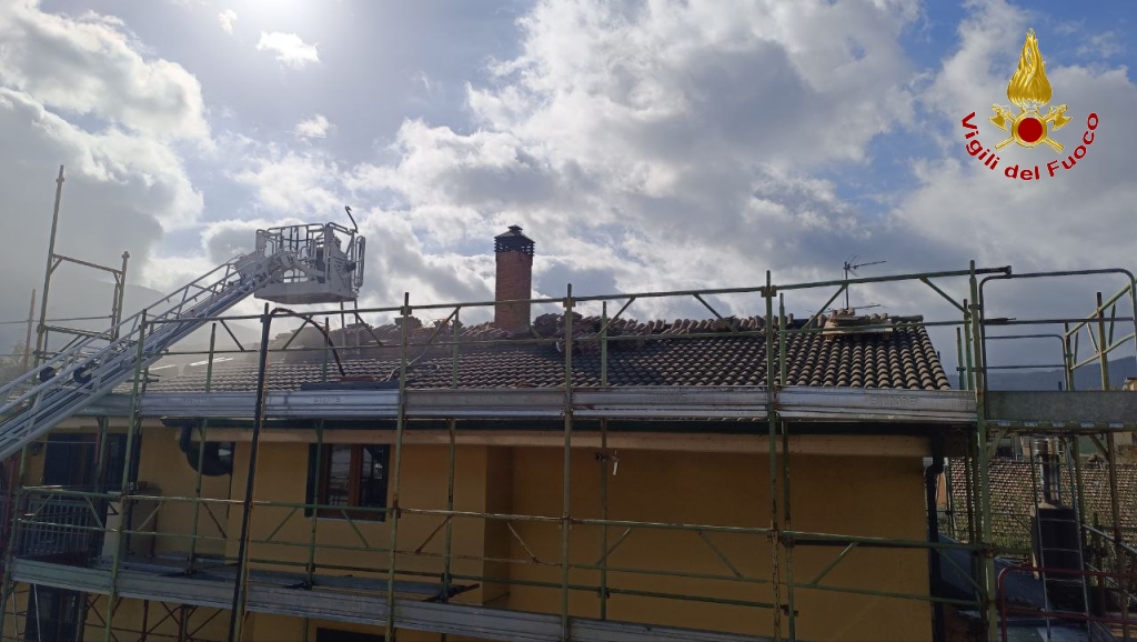 MONTEFORTE. A fuoco tetto di edificio in via Alvanella, solo paura nessun ferito MONTEFORTE. A fuoco tetto di edificio in via Alvanella, solo paura nessun ferito