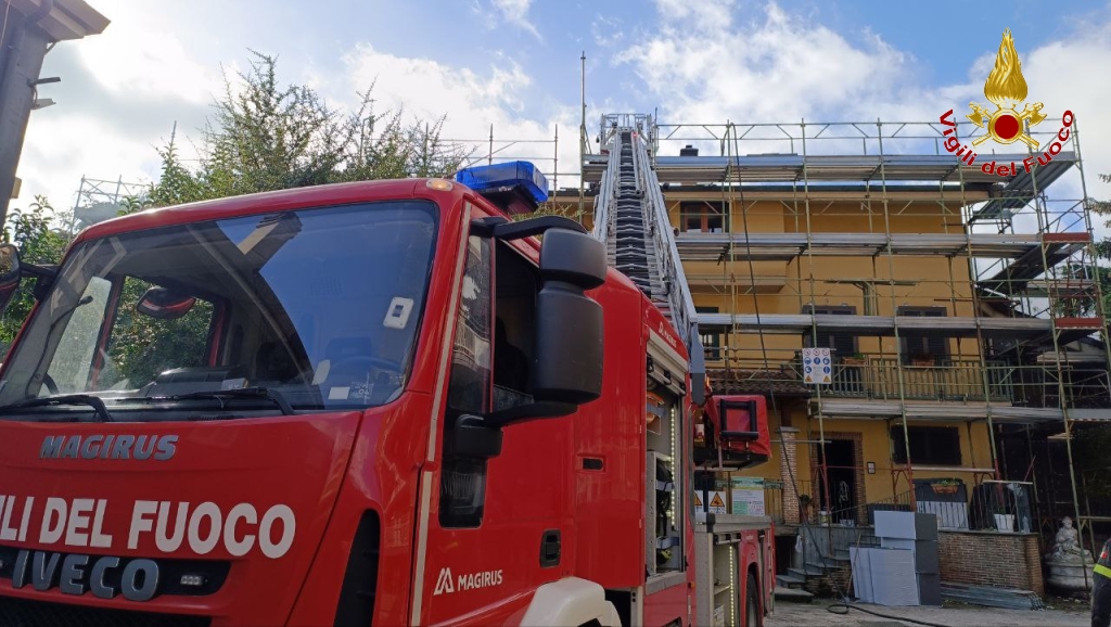 MONTEFORTE. A fuoco tetto di edificio in via Alvanella, solo paura nessun ferito MONTEFORTE. A fuoco tetto di edificio in via Alvanella, solo paura nessun ferito