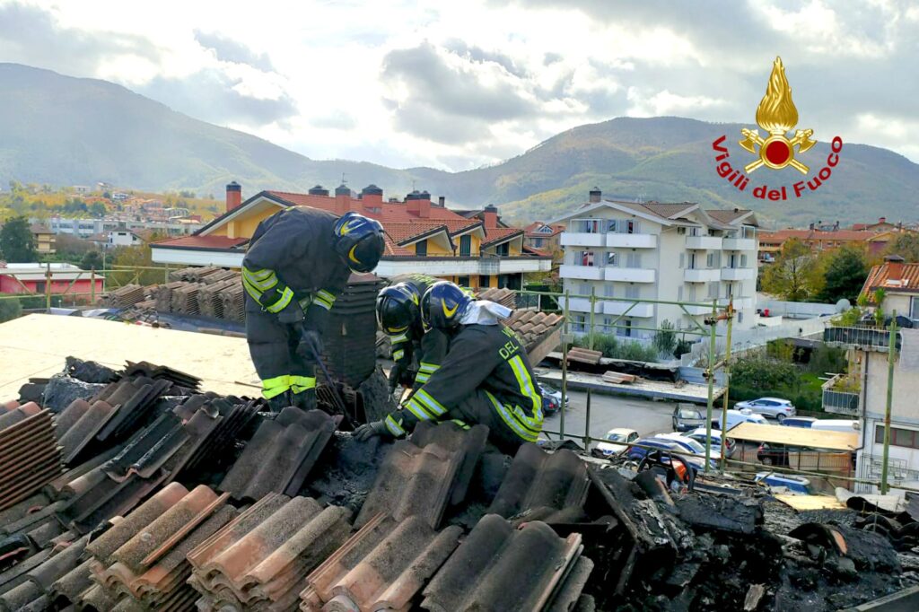 MONTEFORTE. A fuoco tetto di edificio in via Alvanella, solo paura nessun ferito MONTEFORTE. A fuoco tetto di edificio in via Alvanella, solo paura nessun ferito