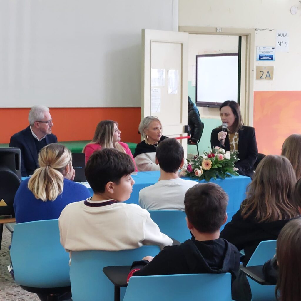 AVELLA.  I.C.S. Monsignor P. Guerriero presenta: Includi...Amo. Incontro con linfluencer e scrittrice Benedetta De Luca. FOTO E VIDEO