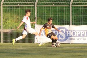 Calcio. Il Nola non sbaglia: una rete di Esposito piega lAversa Calcio. Il Nola non sbaglia: una rete di Esposito piega lAversa