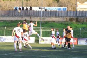 Calcio. Il Nola non sbaglia: una rete di Esposito piega lAversa Calcio. Il Nola non sbaglia: una rete di Esposito piega lAversa