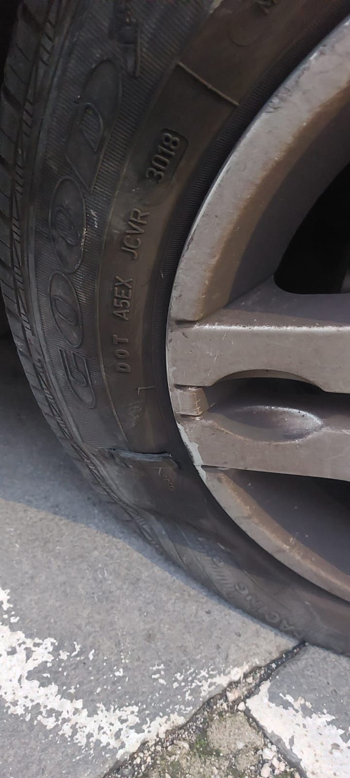 BAIANO. Le ruote delle autovetture delle insegnanti della Scuola Primaria di Baiano brutalmente forate. E caccia al vandalo