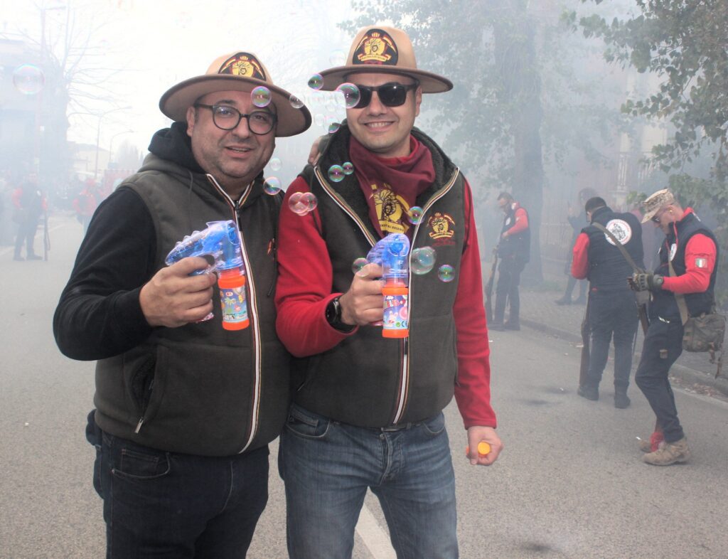 A Baiano, la Festa del Maio si colora di Bolle per protestare contro le restrizioni