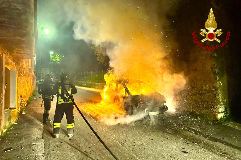 MONTORO. A fuoco auto in sosta in