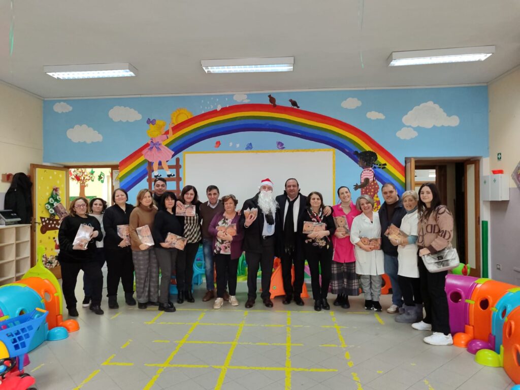 Sirignano: Doni natalizida parte dellamministrazione comunale agli alunni dell IC Manzoni