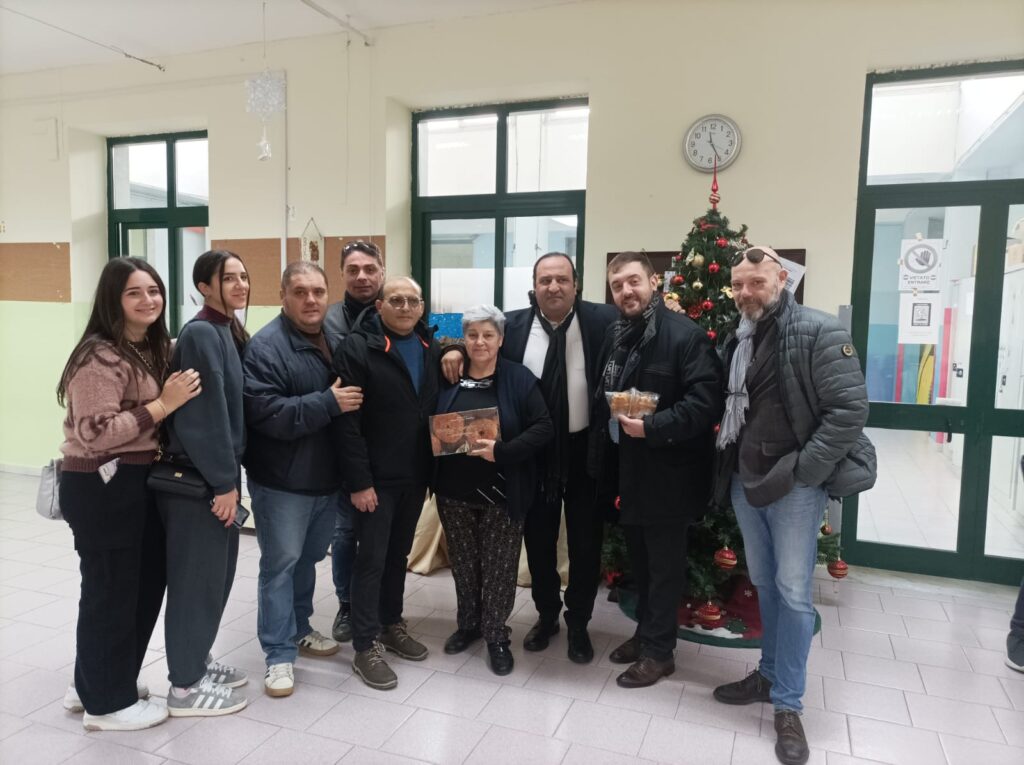 Sirignano: Doni natalizida parte dellamministrazione comunale agli alunni dell IC Manzoni