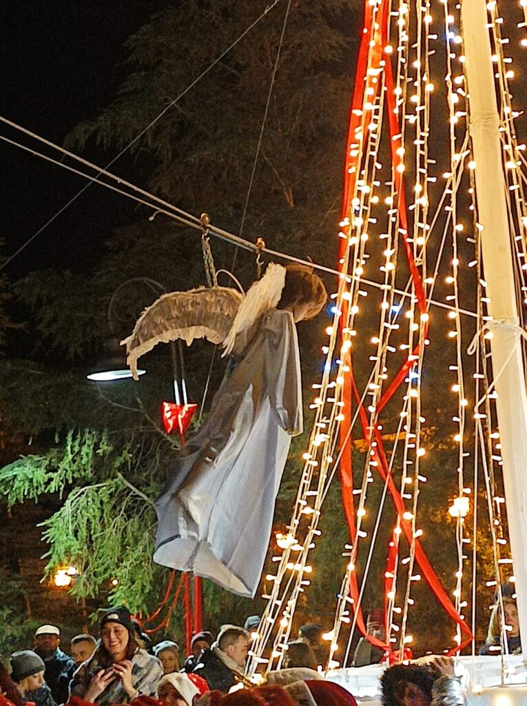Sirignano   È stato acceso l albero di Natale