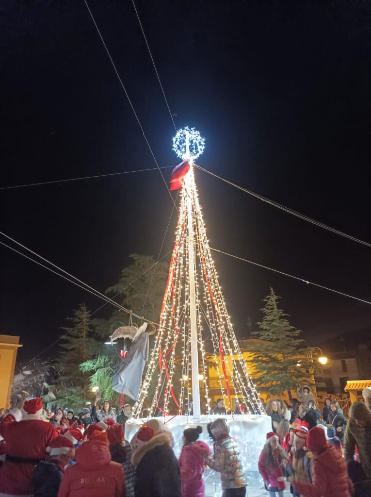 Sirignano   È stato acceso l albero di Natale