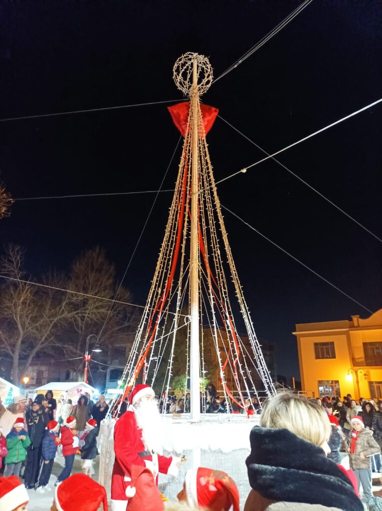 Sirignano   È stato acceso l albero di Natale