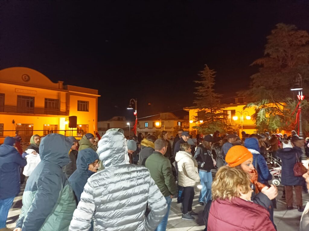 Sirignano   È stato acceso l albero di Natale