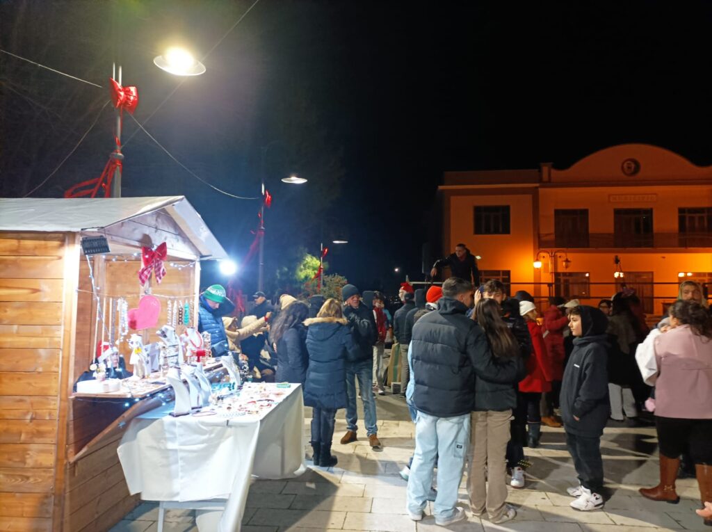 Sirignano   È stato acceso l albero di Natale
