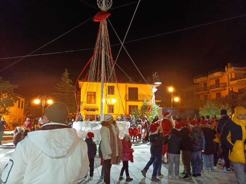 Sirignano   È stato acceso l albero di Natale