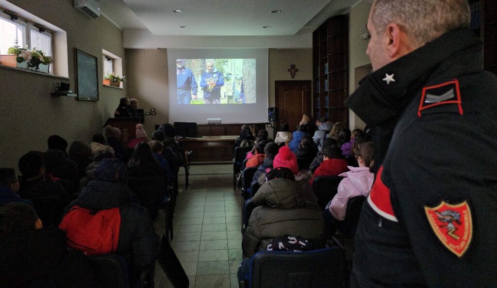 Avellino Cultura della legalità. Gli alunni dell’Istituto Comprensivo Statale “Elodia Botto Picella” di Forino in visita al Comando Provinciale Carabinieri Avellino Cultura della legalità. Gli alunni dell’Istituto Comprensivo Statale “Elodia Botto Picella” di Forino in visita al Comando Provinciale Carabinieri