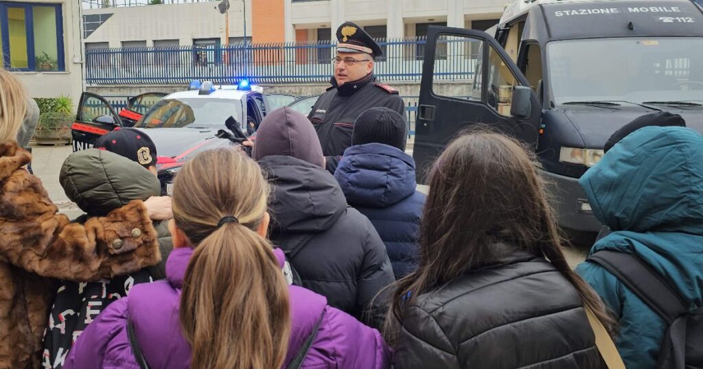 Avellino Cultura della legalità. Gli alunni dell’Istituto Comprensivo Statale “Elodia Botto Picella” di Forino in visita al Comando Provinciale Carabinieri Avellino Cultura della legalità. Gli alunni dell’Istituto Comprensivo Statale “Elodia Botto Picella” di Forino in visita al Comando Provinciale Carabinieri
