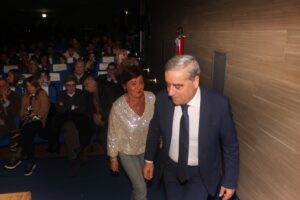 Angelo Antonio DAgostino onorato da Chiara Cacace alla X Edizione del Premio Binews. Video