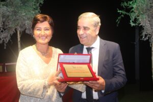 Angelo Antonio DAgostino onorato da Chiara Cacace alla X Edizione del Premio Binews. Video