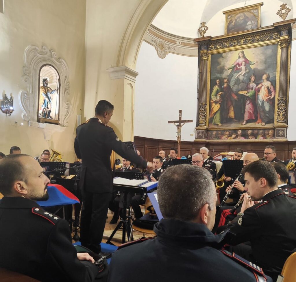 LA FANFARA DELL’ARMA DEI CARABINIERI ILLUMINA LA FREDDA NOTTE DI SANTA PAOLINA