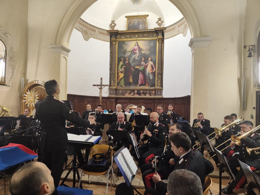 LA FANFARA DELL’ARMA DEI CARABINIERI ILLUMINA LA FREDDA NOTTE DI SANTA PAOLINA