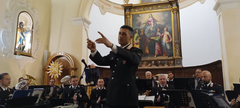 LA FANFARA DELL’ARMA DEI CARABINIERI ILLUMINA LA FREDDA NOTTE DI SANTA PAOLINA
