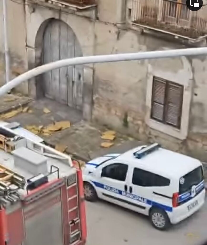 Emergenza a Cicciano: Il Forte Vento scoperchia edificio, intervento immediato delle Autorità. Strada chiusa