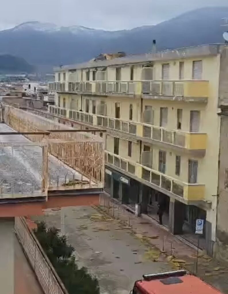 Emergenza a Cicciano: Il Forte Vento scoperchia edificio, intervento immediato delle Autorità. Strada chiusa