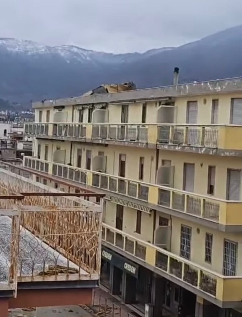 Emergenza a Cicciano: Il Forte Vento scoperchia edificio, intervento immediato delle Autorità. Strada chiusa