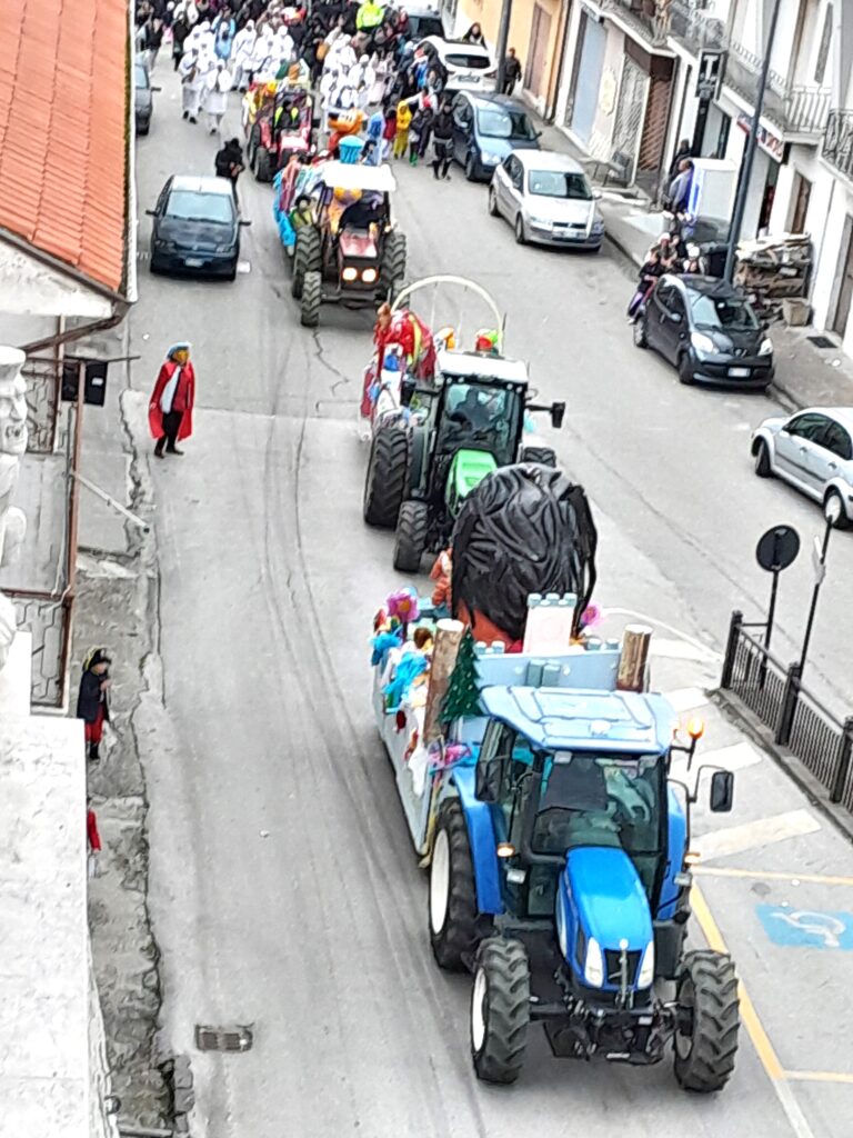 La manifestazione del Carnevale a Flumeri, sfilata dei carri allegorici dedicati ai bambini.
