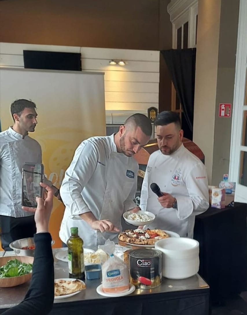 NOLANO. Ciro De Cicco: Il Pizzaiolo sognatore che ha conquistato lEuropa con la sua arte unica. Tra le sue creazioni emerge la Pizza Eva NOLANO. Ciro De Cicco: Il Pizzaiolo sognatore che ha conquistato lEuropa con la sua arte unica. Tra le sue creazioni emerge la Pizza Eva