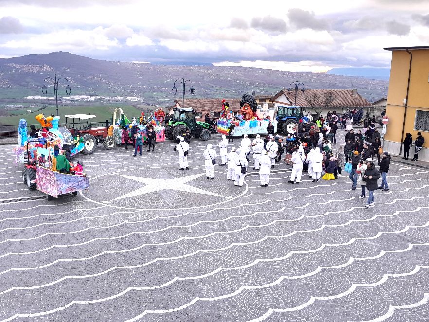 La manifestazione del Carnevale a Flumeri, sfilata dei carri allegorici dedicati ai bambini. La manifestazione del Carnevale a Flumeri, sfilata dei carri allegorici dedicati ai bambini.