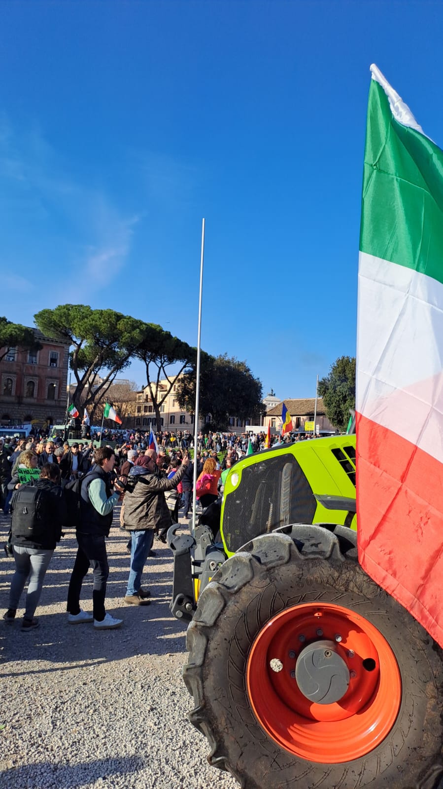 AVELLA. Agricoltori Italiani Protestano al Circo Massimo. Avella ben rappresentata. Le foto AVELLA. Agricoltori Italiani Protestano al Circo Massimo. Avella ben rappresentata. Le foto