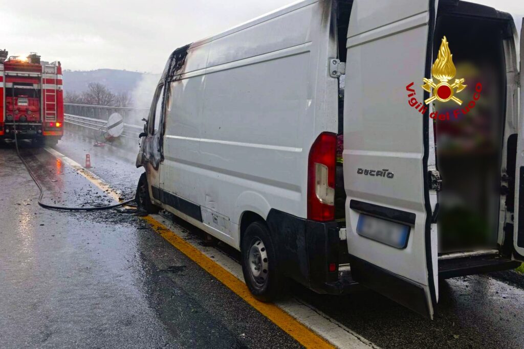 MONTEFORTE. A16, a fuoco furgone, salvo il carico di fiori MONTEFORTE. A16, a fuoco furgone, salvo il carico di fiori