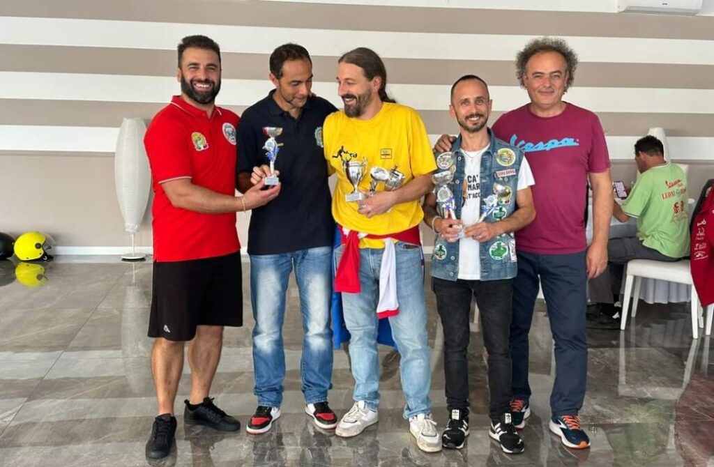 Il vespa club leoni rossi di Grottaminarda premiato a Pontedera. Il vespa club leoni rossi di Grottaminarda premiato a Pontedera.