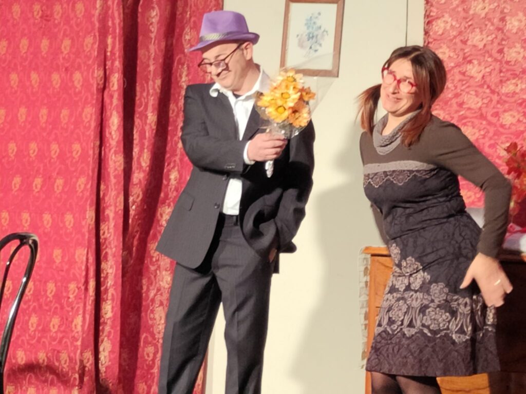 Successo travolgente per la prima di Stu Vascio Nun è Vascio a Montoro dellassociazione teatrale baianese I Mandamentai