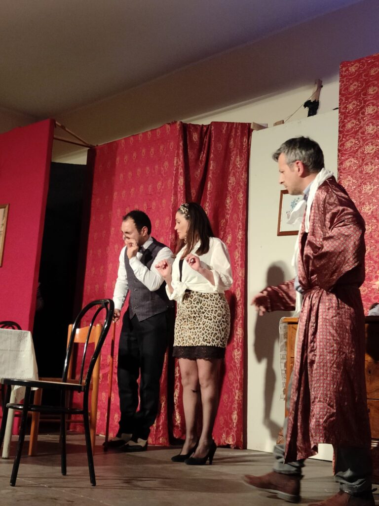 Successo travolgente per la prima di Stu Vascio Nun è Vascio a Montoro dellassociazione teatrale baianese I Mandamentai