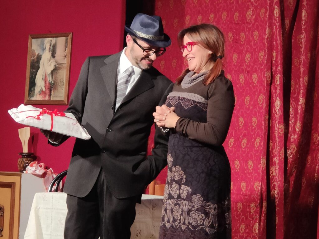 Successo travolgente per la prima di Stu Vascio Nun è Vascio a Montoro dellassociazione teatrale baianese I Mandamentai