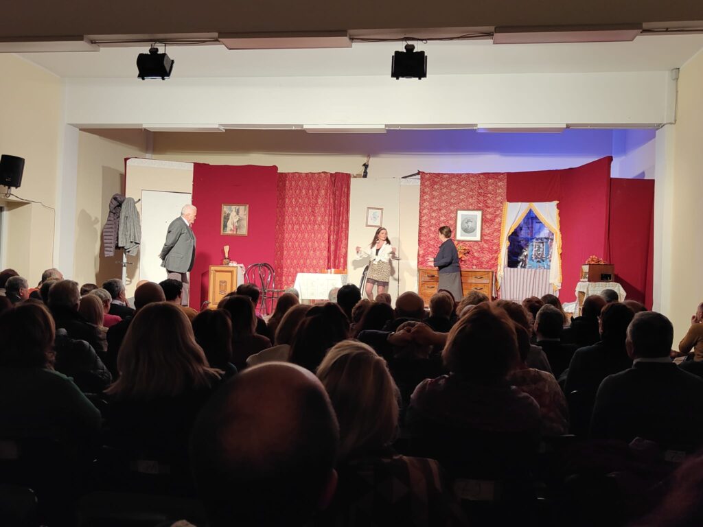 Successo travolgente per la prima di Stu Vascio Nun è Vascio a Montoro dellassociazione teatrale baianese I Mandamentai