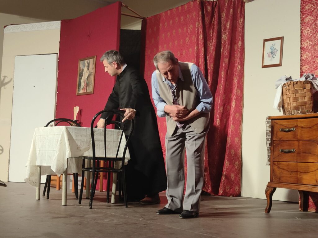 Successo travolgente per la prima di Stu Vascio Nun è Vascio a Montoro dellassociazione teatrale baianese I Mandamentai