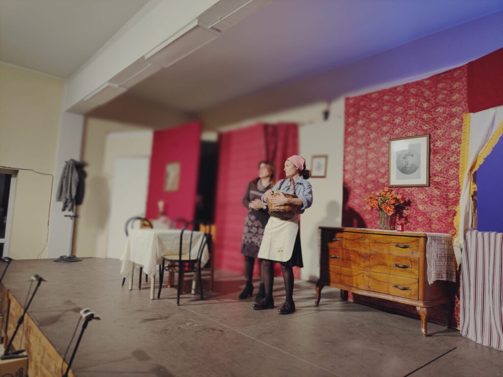 Successo travolgente per la prima di Stu Vascio Nun è Vascio a Montoro dellassociazione teatrale baianese I Mandamentai