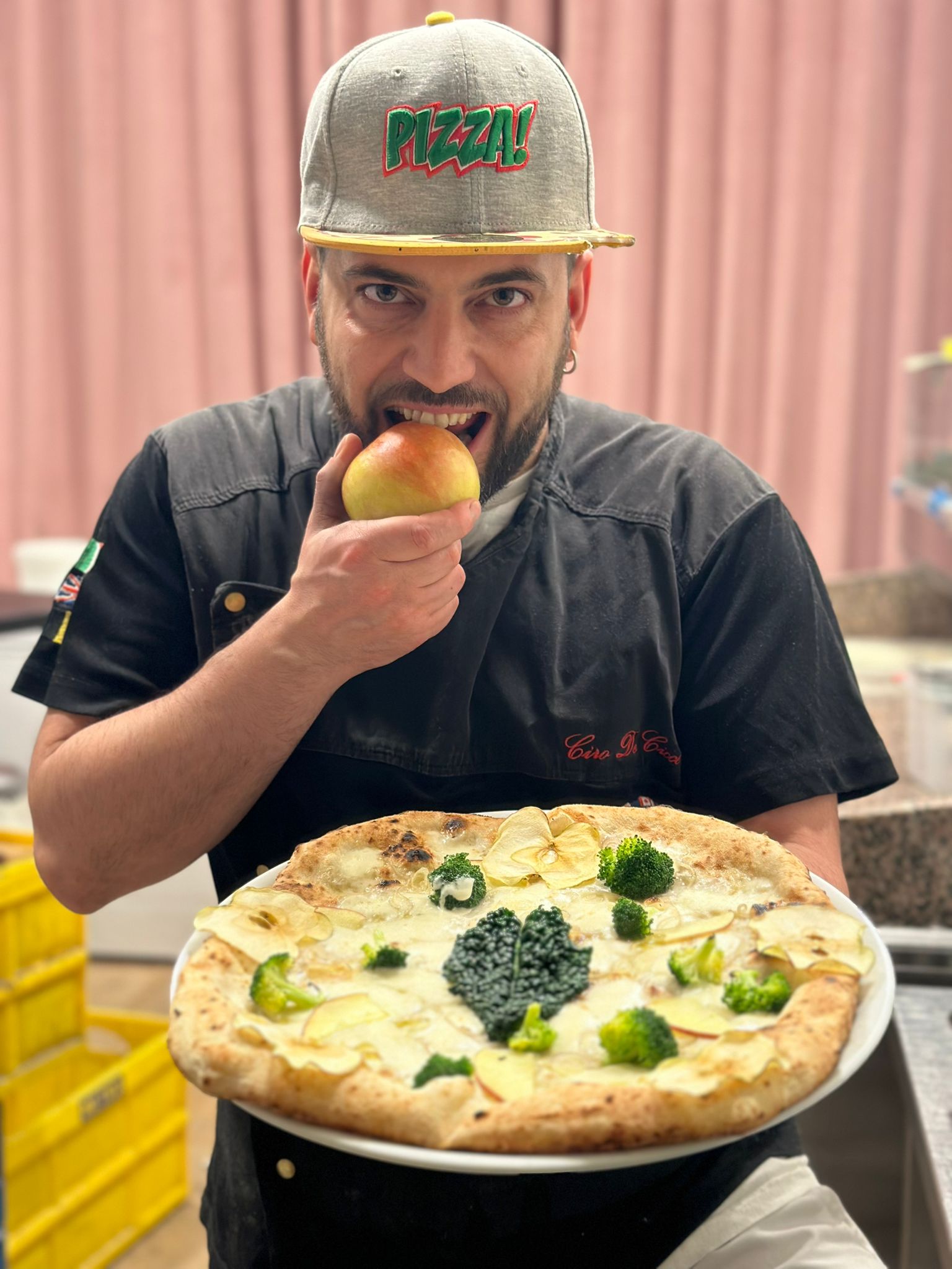 NOLANO. Ciro De Cicco: Il Pizzaiolo sognatore che ha conquistato lEuropa con la sua arte unica. Tra le sue creazioni emerge la Pizza Eva